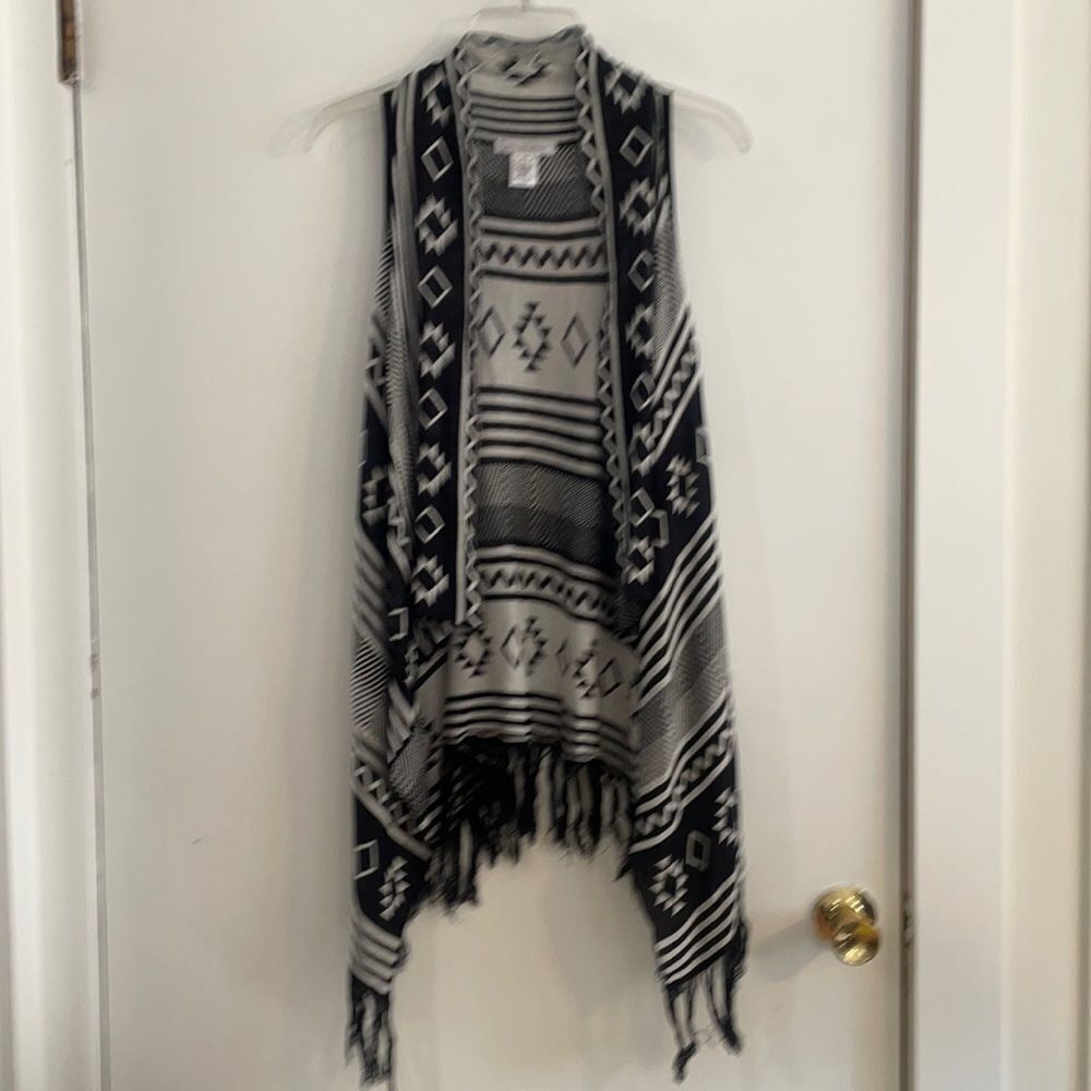 Hera  Collection  Women’s Size S/M Fringe Cardigan Vest poncho